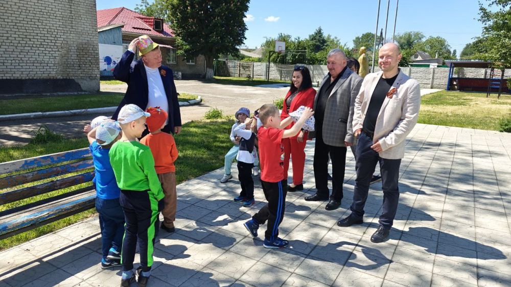 Виктор Водолацкий: В преддверии Дня защиты детей, при поддержке ВПП "Единая Россия" передал воспитанникам Луганского Республиканского дома ребенка, Луганского детского дома и Республиканского социально - реабилитационного... Виктор Водолацкий: В преддверии Дня защиты детей, при поддержке ВПП "Единая Россия" передал воспитанникам Луганского Республиканского дома ребенка, Луганского детского дома и Республиканского социально - реабилитационного...