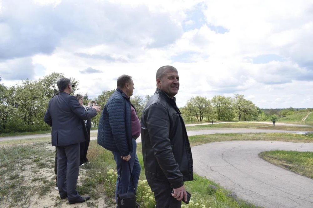 Советник Главы Луганской Народной Республики и представители Министерства спорта ЛНР осмотрели восстанавливающийся объект в Брянке Советник Главы Луганской Народной Республики и представители Министерства спорта ЛНР осмотрели восстанавливающийся объект в Брянке