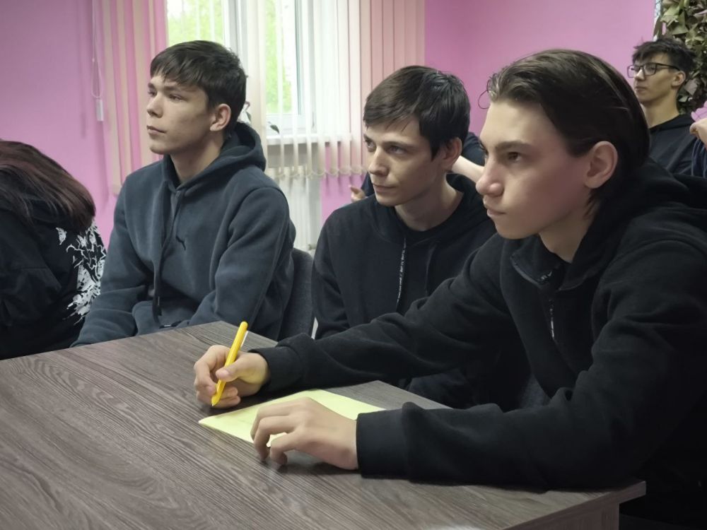 Для студентов Лутугинского колледжа в молодежном пространстве "Наш центр" провели Квиз-игру Для студентов Лутугинского колледжа в молодежном пространстве "Наш центр" провели Квиз-игру