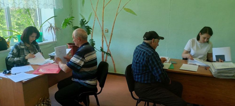 23 мая в пгт. Штеровка специалисты филиала №13 ГКУ ЛНР «Республиканский центр социальной защиты населения» г. Красный Луч провели выездной прием граждан, имеющих право на меру социальной поддержки для покупки твердого... 23 мая в пгт. Штеровка специалисты филиала №13 ГКУ ЛНР «Республиканский центр социальной защиты населения» г. Красный Луч провели выездной прием граждан, имеющих право на меру социальной поддержки для покупки твердого...