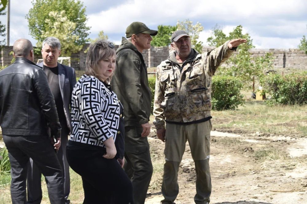 Советник Главы Луганской Народной Республики и представители Министерства спорта ЛНР осмотрели восстанавливающийся объект в Брянке Советник Главы Луганской Народной Республики и представители Министерства спорта ЛНР осмотрели восстанавливающийся объект в Брянке