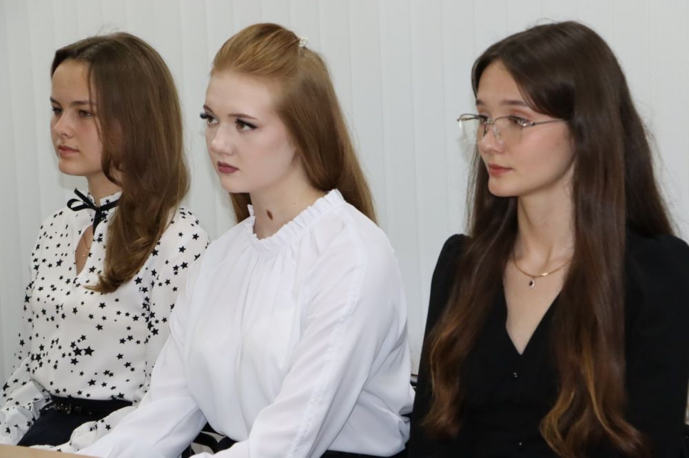 Мановец – звучит гордо. В Администрации Стаханова состоялась торжественная церемония награждения победителей и призеров городской Малой академии наук, которые в этом году заканчивают школу Мановец – звучит гордо. В Администрации Стаханова состоялась торжественная церемония награждения победителей и призеров городской Малой академии наук, которые в этом году заканчивают школу