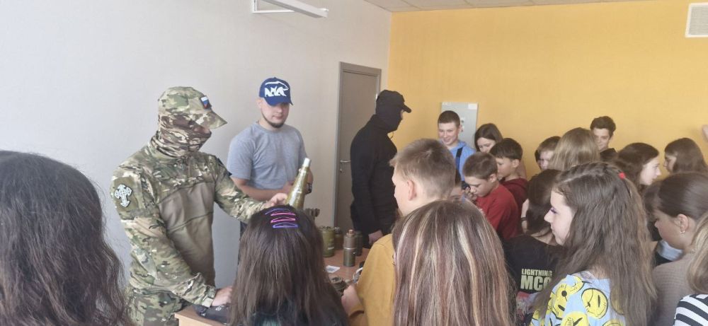 Северодонецкое местное отделение партии "ЕДИНАЯ РОССИЯ" продолжает проводить уроки по безопасному поведению с взрывоопасными предметами Северодонецкое местное отделение партии "ЕДИНАЯ РОССИЯ" продолжает проводить уроки по безопасному поведению с взрывоопасными предметами