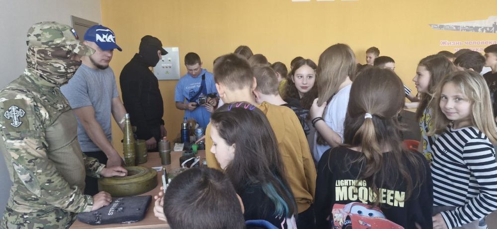 Северодонецкое местное отделение партии "ЕДИНАЯ РОССИЯ" продолжает проводить уроки по безопасному поведению с взрывоопасными предметами Северодонецкое местное отделение партии "ЕДИНАЯ РОССИЯ" продолжает проводить уроки по безопасному поведению с взрывоопасными предметами