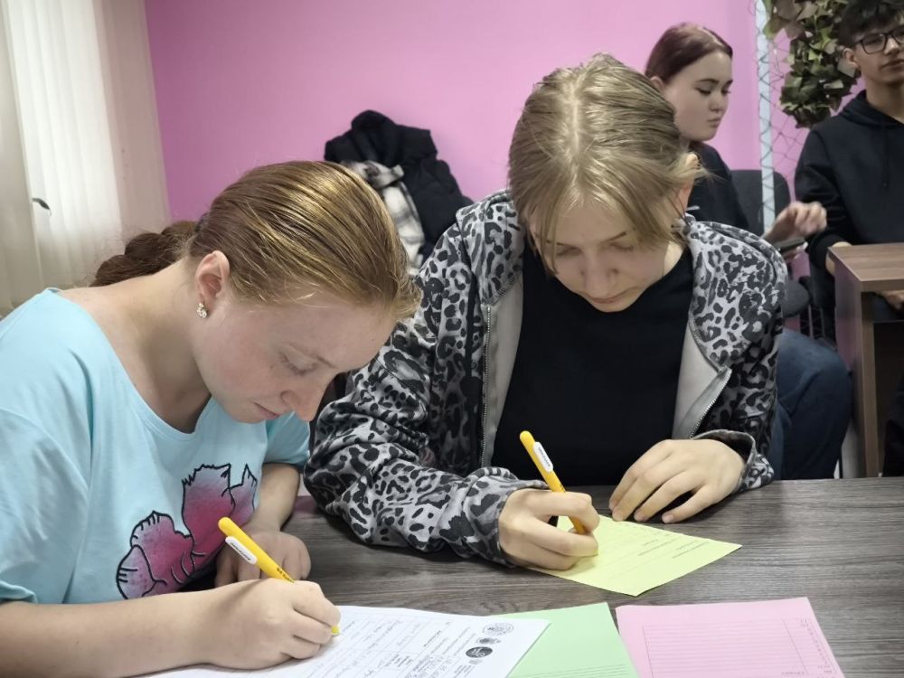 Для студентов Лутугинского колледжа в молодежном пространстве "Наш центр" провели Квиз-игру Для студентов Лутугинского колледжа в молодежном пространстве "Наш центр" провели Квиз-игру