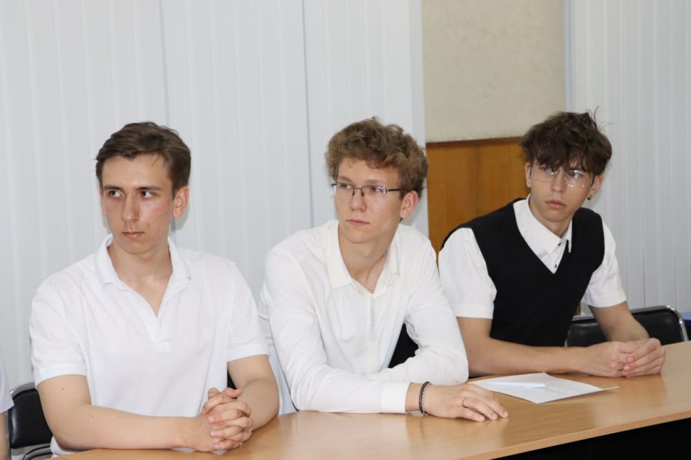 Мановец – звучит гордо. В Администрации Стаханова состоялась торжественная церемония награждения победителей и призеров городской Малой академии наук, которые в этом году заканчивают школу Мановец – звучит гордо. В Администрации Стаханова состоялась торжественная церемония награждения победителей и призеров городской Малой академии наук, которые в этом году заканчивают школу