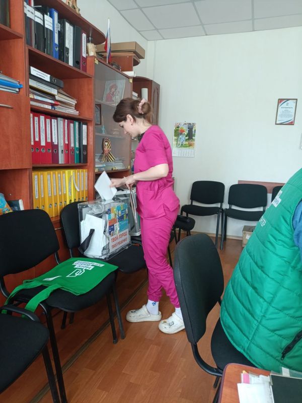 Сотрудники ГБУЗ "Ровеньковской ЦГМБ" активно приняли участие в голосовании за объекты благоустройства в 2026 году в г. Ровеньки. В этом им помогли волонтеры Сотрудники ГБУЗ "Ровеньковской ЦГМБ" активно приняли участие в голосовании за объекты благоустройства в 2026 году в г. Ровеньки. В этом им помогли волонтеры