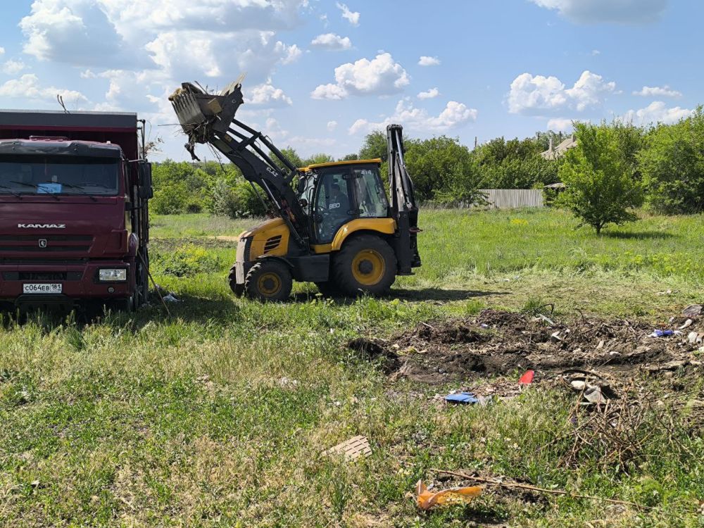 23 мая в поселке Урало-Кавказ прошло мероприятие по благоустройству территории, в ходе которого был убран мусор возле точек твердых бытовых отходов (ТБО) 23 мая в поселке Урало-Кавказ прошло мероприятие по благоустройству территории, в ходе которого был убран мусор возле точек твердых бытовых отходов (ТБО)