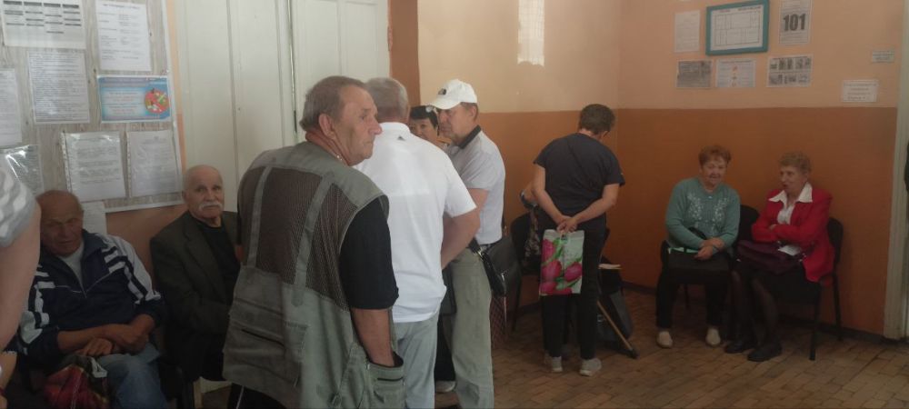 23 мая в пгт. Штеровка специалисты филиала №13 ГКУ ЛНР «Республиканский центр социальной защиты населения» г. Красный Луч провели выездной прием граждан, имеющих право на меру социальной поддержки для покупки твердого... 23 мая в пгт. Штеровка специалисты филиала №13 ГКУ ЛНР «Республиканский центр социальной защиты населения» г. Красный Луч провели выездной прием граждан, имеющих право на меру социальной поддержки для покупки твердого...