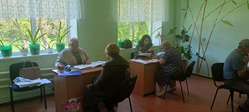 23 мая в пгт. Штеровка специалисты филиала №13 ГКУ ЛНР «Республиканский центр социальной защиты населения» г. Красный Луч провели выездной прием граждан, имеющих право на меру социальной поддержки для покупки твердого... 23 мая в пгт. Штеровка специалисты филиала №13 ГКУ ЛНР «Республиканский центр социальной защиты населения» г. Красный Луч провели выездной прием граждан, имеющих право на меру социальной поддержки для покупки твердого...