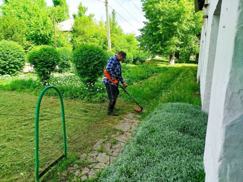 В Краснолучском городском округе продолжаются работы по благоустройству территорий В Краснолучском городском округе продолжаются работы по благоустройству территорий