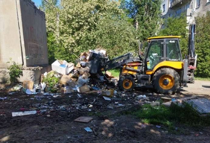 Коммунальные службы проводят работы на территории города Коммунальные службы проводят работы на территории города