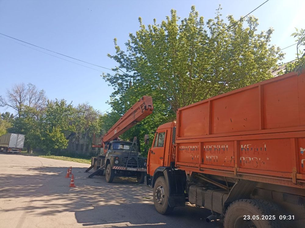 Коммунальные службы продолжают наводить порядок Коммунальные службы продолжают наводить порядок