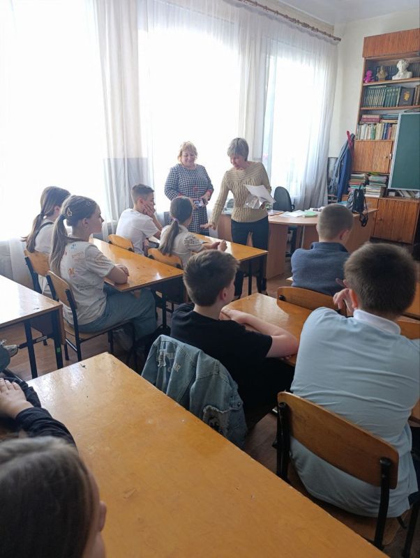 В целях проведения профориентационной работы специалистом по управлению персоналом вокзала Луганск Луганского филиала ФГУП «ЖДН» Ириной Белоус была организована встреча с учениками Луганской средней школы № 11 В целях проведения профориентационной работы специалистом по управлению персоналом вокзала Луганск Луганского филиала ФГУП «ЖДН» Ириной Белоус была организована встреча с учениками Луганской средней школы № 11