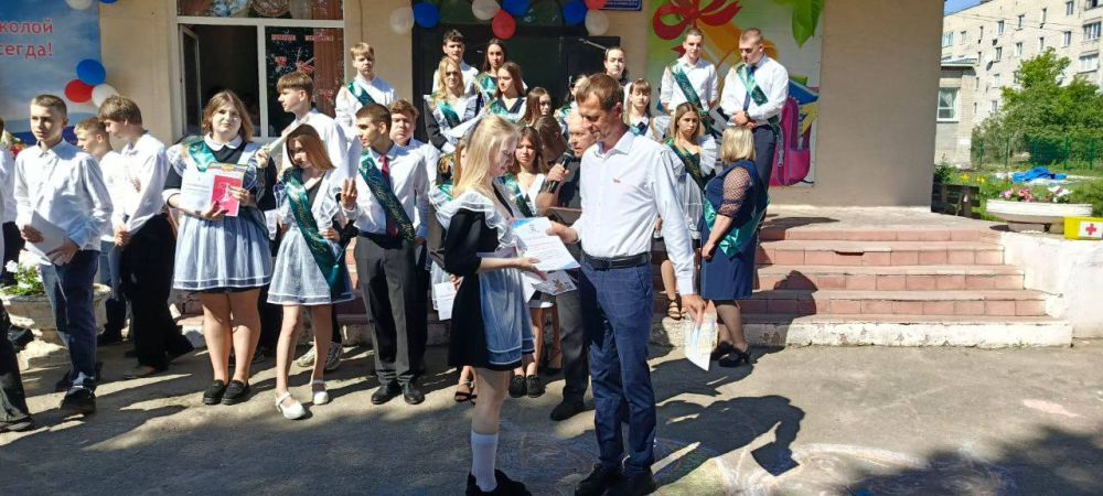Светлана Гизай: Пролетел последний урок Подмигнул весело май, Потому что последний звонок Нам поёт: «Лето встречай!» Светлана Гизай: Пролетел последний урок Подмигнул весело май, Потому что последний звонок Нам поёт: «Лето встречай!»