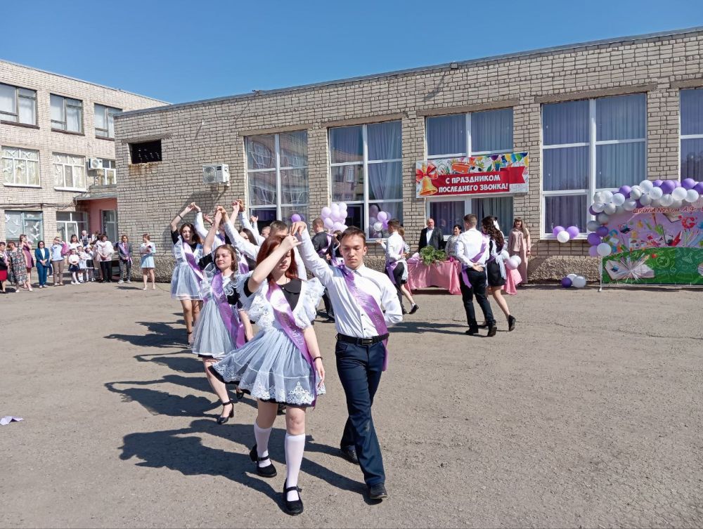 В ровеньковской школе №3 сегодня прозвенел последний звонок! Торжественная линейка, посвященная этому важному событию, объединила выпускников, их учителей, родителей и многочисленных гостей В ровеньковской школе №3 сегодня прозвенел последний звонок! Торжественная линейка, посвященная этому важному событию, объединила выпускников, их учителей, родителей и многочисленных гостей