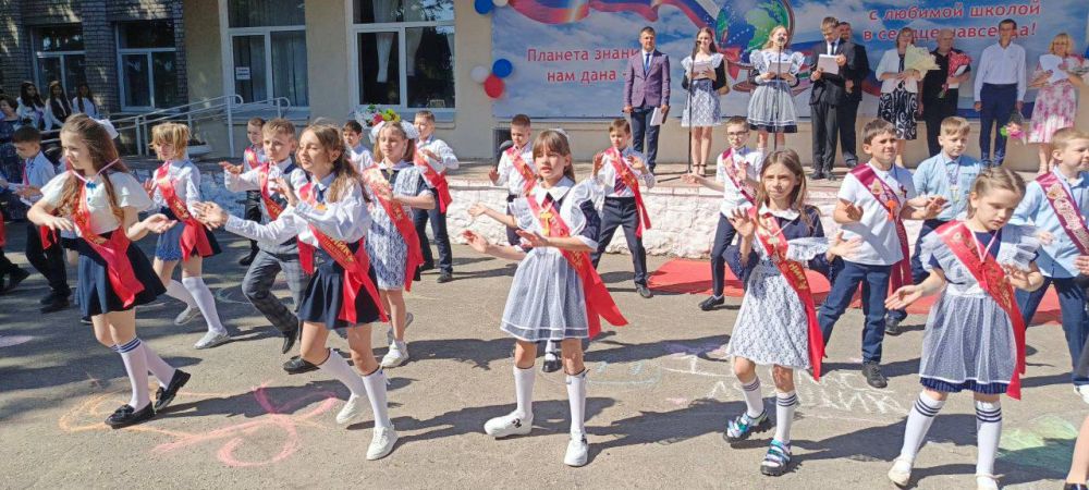 Светлана Гизай: Пролетел последний урок Подмигнул весело май, Потому что последний звонок Нам поёт: «Лето встречай!» Светлана Гизай: Пролетел последний урок Подмигнул весело май, Потому что последний звонок Нам поёт: «Лето встречай!»