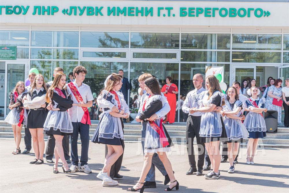 В школах Луганской Народной Республики прозвенел последний звонок В школах Луганской Народной Республики прозвенел последний звонок
