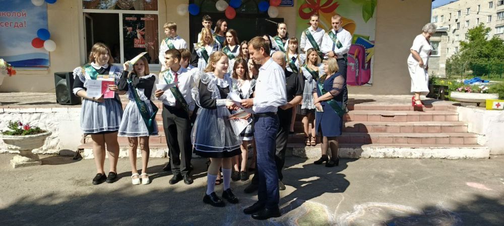 На празднике Последнего звонка в Славяносербской школе имени Дмитрия Полянского депутаты Совета муниципалитета Леонид Чичкан и Максим Покутний вручили активистам «Молодой гвардии Единой России» благодарности от местного... На празднике Последнего звонка в Славяносербской школе имени Дмитрия Полянского депутаты Совета муниципалитета Леонид Чичкан и Максим Покутний вручили активистам «Молодой гвардии Единой России» благодарности от местного...