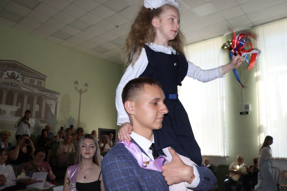 Для северодонецких выпускников прозвенел последний звонок Для северодонецких выпускников прозвенел последний звонок