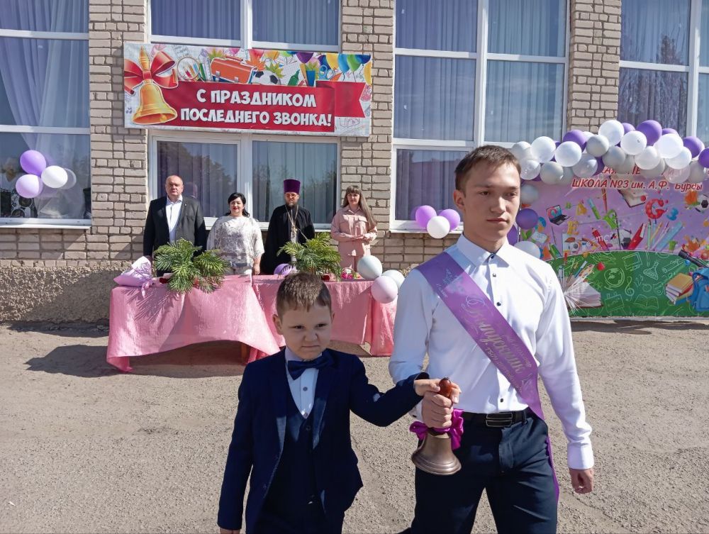 В ровеньковской школе №3 сегодня прозвенел последний звонок! Торжественная линейка, посвященная этому важному событию, объединила выпускников, их учителей, родителей и многочисленных гостей В ровеньковской школе №3 сегодня прозвенел последний звонок! Торжественная линейка, посвященная этому важному событию, объединила выпускников, их учителей, родителей и многочисленных гостей