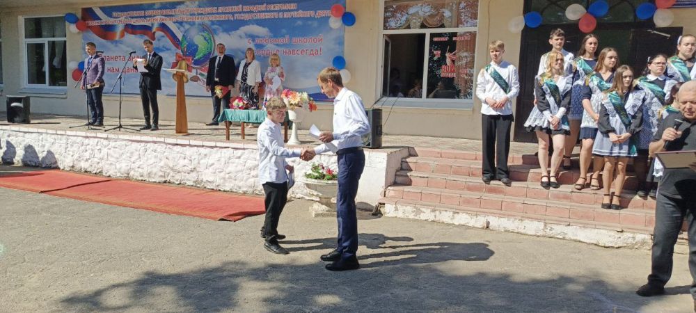 На празднике Последнего звонка в Славяносербской школе имени Дмитрия Полянского депутаты Совета муниципалитета Леонид Чичкан и Максим Покутний вручили активистам «Молодой гвардии Единой России» благодарности от местного... На празднике Последнего звонка в Славяносербской школе имени Дмитрия Полянского депутаты Совета муниципалитета Леонид Чичкан и Максим Покутний вручили активистам «Молодой гвардии Единой России» благодарности от местного...