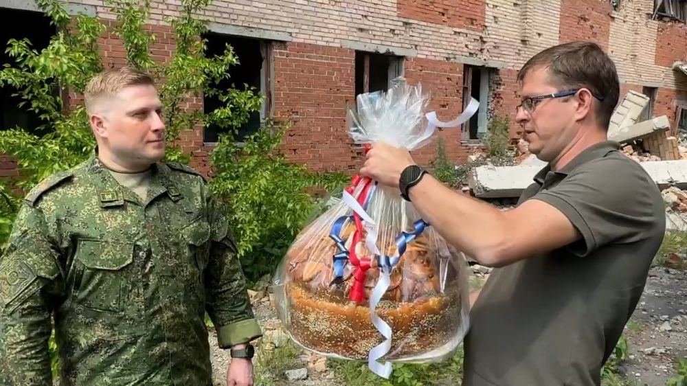 Каравай в честь 100-летия «Комсомольской правды» передали в зону СВО Каравай в честь 100-летия «Комсомольской правды» передали в зону СВО