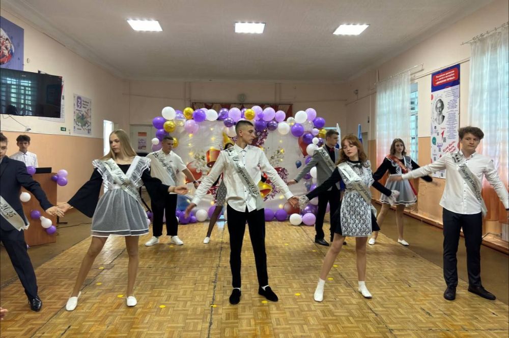 В Ровеньковской школе №12 прошёл долгожданный праздник — Последний звонок В Ровеньковской школе №12 прошёл долгожданный праздник — Последний звонок