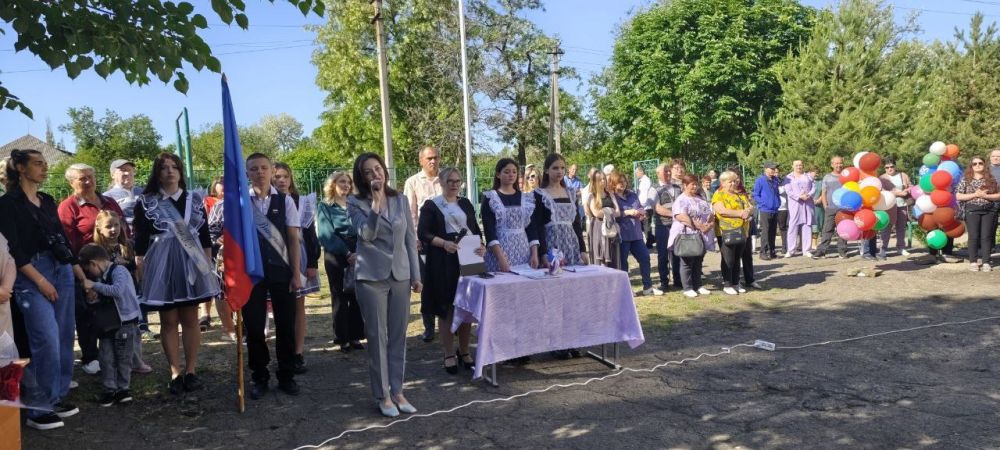 Председатель Совета Славяносербского муниципального округа, заместитель Секретаря местного отделения партии «Единая Россия» Антонина Гречишкина: «Низкий поклон учителям, которые учили настоящим жизненным ценностям, прививали... Председатель Совета Славяносербского муниципального округа, заместитель Секретаря местного отделения партии «Единая Россия» Антонина Гречишкина: «Низкий поклон учителям, которые учили настоящим жизненным ценностям, прививали...
