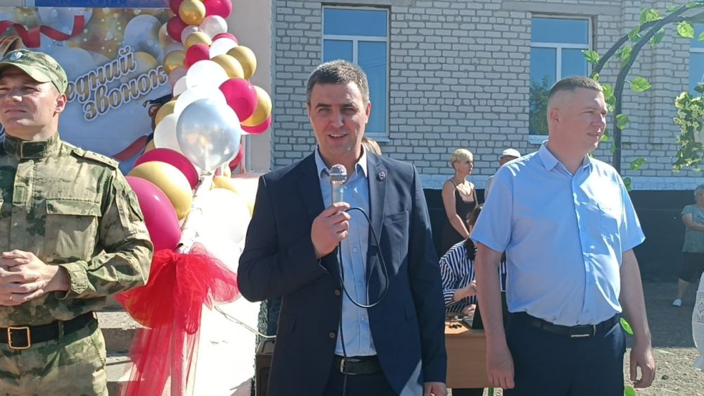 Руководитель Минцифры ЛНР посетил последний звонок в Станице Луганской Руководитель Минцифры ЛНР посетил последний звонок в Станице Луганской