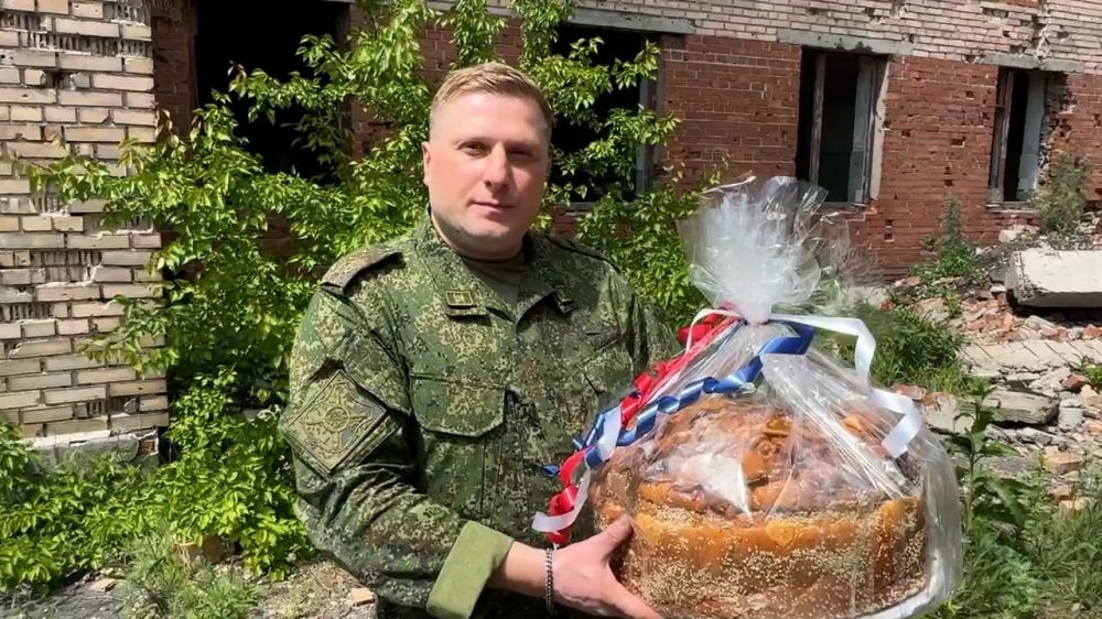 Каравай в честь 100-летия «Комсомольской правды» передали в зону СВО Каравай в честь 100-летия «Комсомольской правды» передали в зону СВО