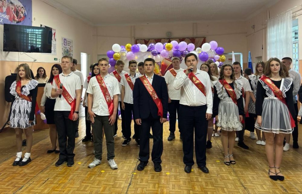 В Ровеньковской школе №12 прошёл долгожданный праздник — Последний звонок В Ровеньковской школе №12 прошёл долгожданный праздник — Последний звонок