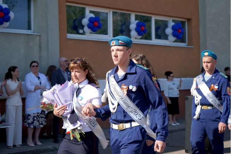 В Свердловском муниципальном округе прозвенел последний звонок В Свердловском муниципальном округе прозвенел последний звонок