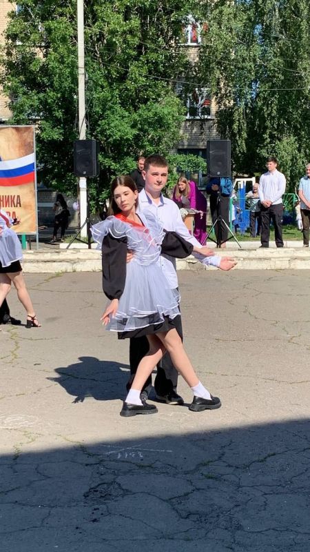 24 мая 2025 года в Ровеньковской гимназии имени писателя Н. Трублаини" состоялся долгожданный традиционный последний звонок! 24 мая 2025 года в Ровеньковской гимназии имени писателя Н. Трублаини" состоялся долгожданный традиционный последний звонок!