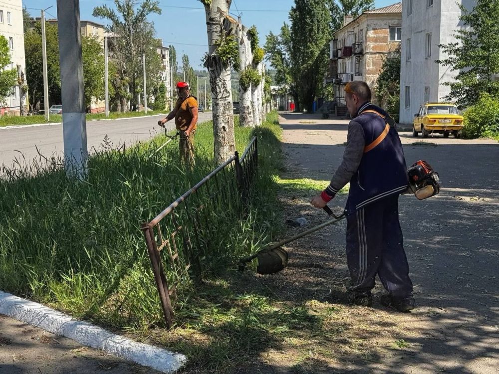 Сергей Колягин: Сегодня в городе Первомайске состоялось очередное общественное уборочное мероприятие, которое в этот раз затронуло одну из центральных улиц города Первомайска – улицу Макушкина Сергей Колягин: Сегодня в городе Первомайске состоялось очередное общественное уборочное мероприятие, которое в этот раз затронуло одну из центральных улиц города Первомайска – улицу Макушкина