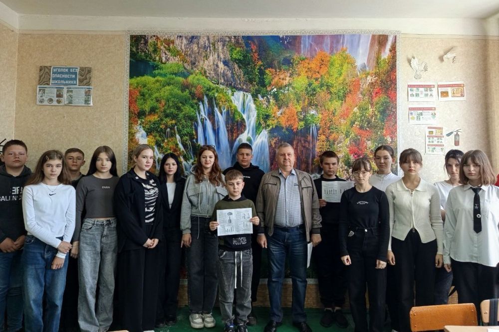 В преддверии летних каникул начальник отдела по ОЖД с. Дарьино-Ермаковка Виктор Столяров встретился с обучающимися и педколлективом Астаховского УВК В преддверии летних каникул начальник отдела по ОЖД с. Дарьино-Ермаковка Виктор Столяров встретился с обучающимися и педколлективом Астаховского УВК
