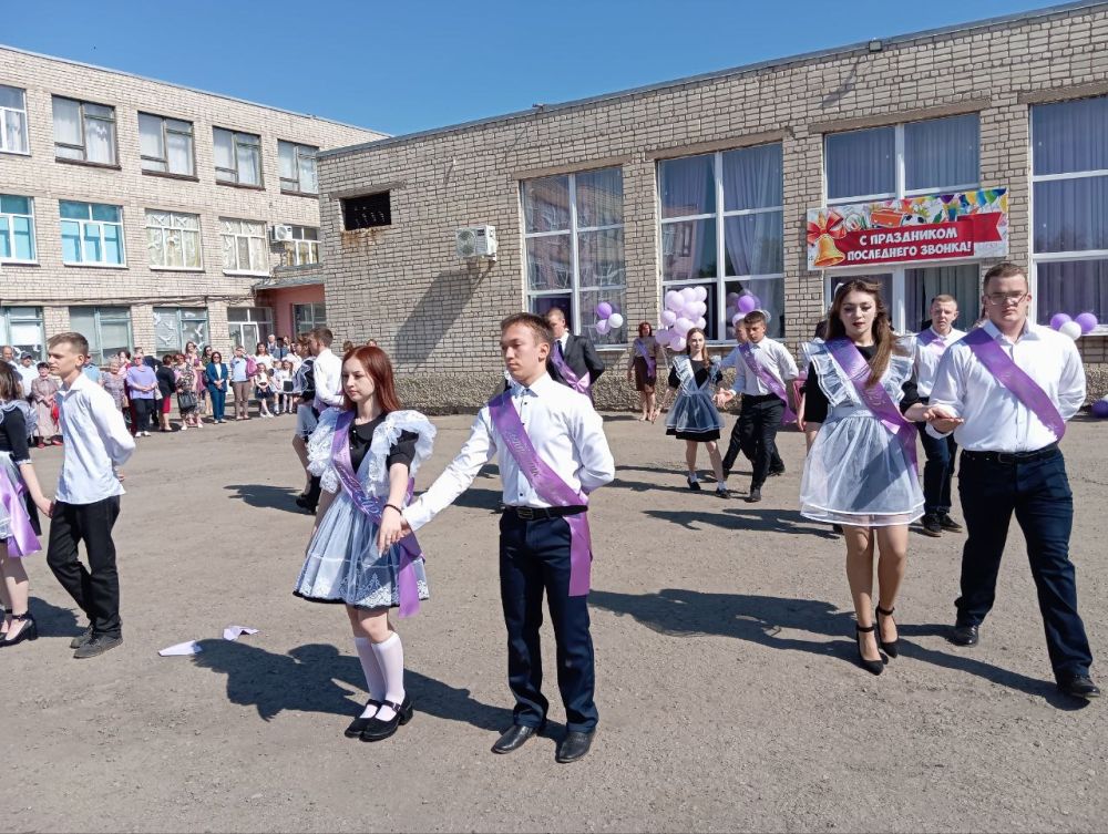 В ровеньковской школе №3 сегодня прозвенел последний звонок! Торжественная линейка, посвященная этому важному событию, объединила выпускников, их учителей, родителей и многочисленных гостей В ровеньковской школе №3 сегодня прозвенел последний звонок! Торжественная линейка, посвященная этому важному событию, объединила выпускников, их учителей, родителей и многочисленных гостей