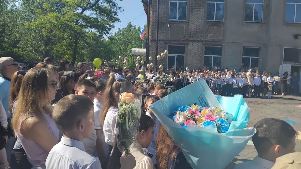 На всей территории Антрацитовского муниципального округа для школьников прозвучал Последний звонок На всей территории Антрацитовского муниципального округа для школьников прозвучал Последний звонок
