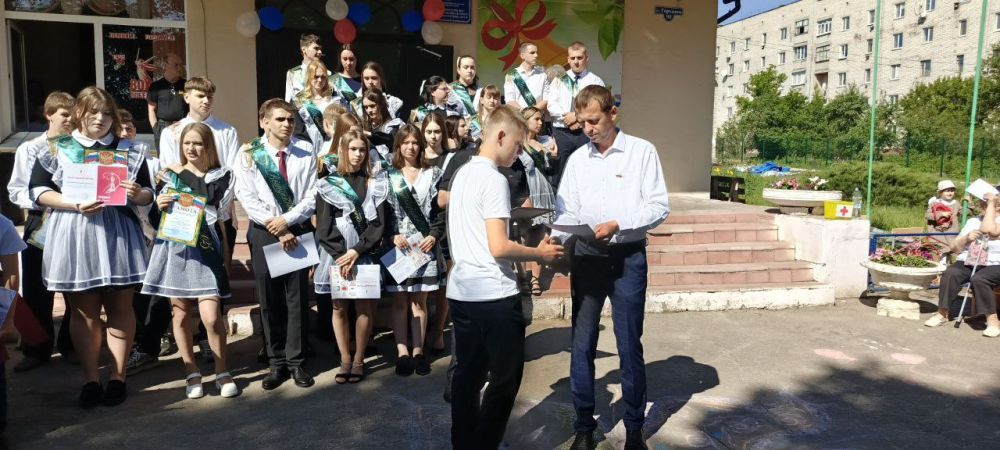На празднике Последнего звонка в Славяносербской школе имени Дмитрия Полянского депутаты Совета муниципалитета Леонид Чичкан и Максим Покутний вручили активистам «Молодой гвардии Единой России» благодарности от местного... На празднике Последнего звонка в Славяносербской школе имени Дмитрия Полянского депутаты Совета муниципалитета Леонид Чичкан и Максим Покутний вручили активистам «Молодой гвардии Единой России» благодарности от местного...