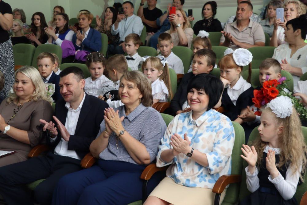 Для северодонецких выпускников прозвенел последний звонок Для северодонецких выпускников прозвенел последний звонок