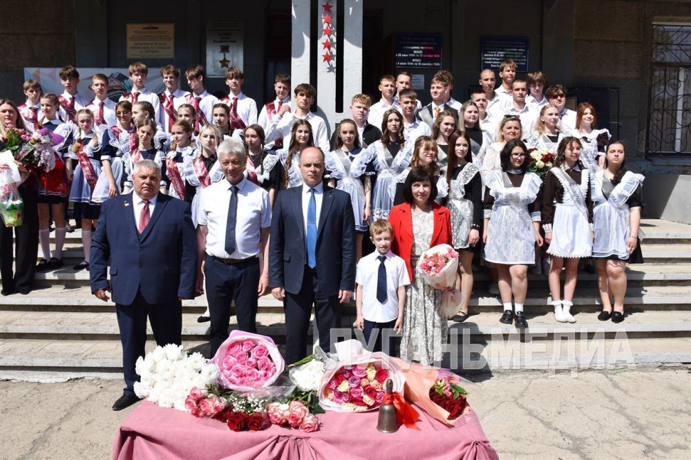 В Краснолучской гимназии № 1 им. Героя Советского Союза Лилии Литвяк прошел праздник последнего звонка В Краснолучской гимназии № 1 им. Героя Советского Союза Лилии Литвяк прошел праздник последнего звонка
