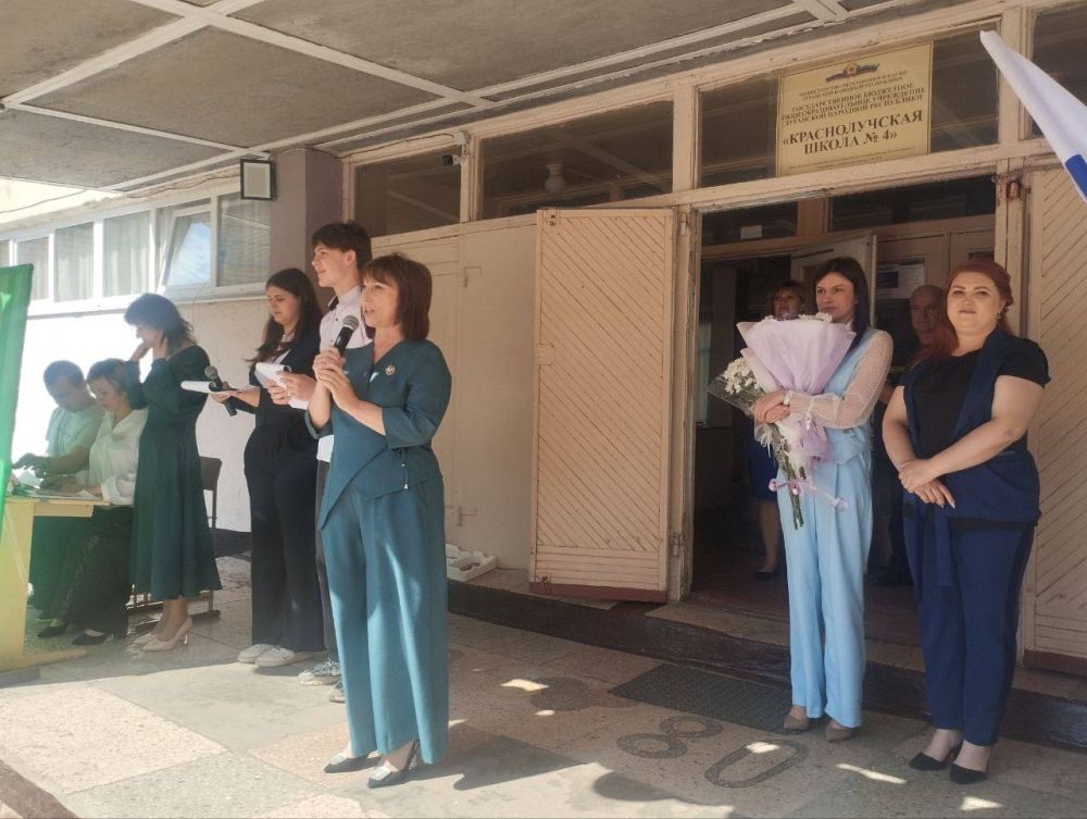 Сергей Соловьев: Сегодня для тысяч выпускников нашего округа прозвучал тот самый, трогательный последний звонок Сергей Соловьев: Сегодня для тысяч выпускников нашего округа прозвучал тот самый, трогательный последний звонок