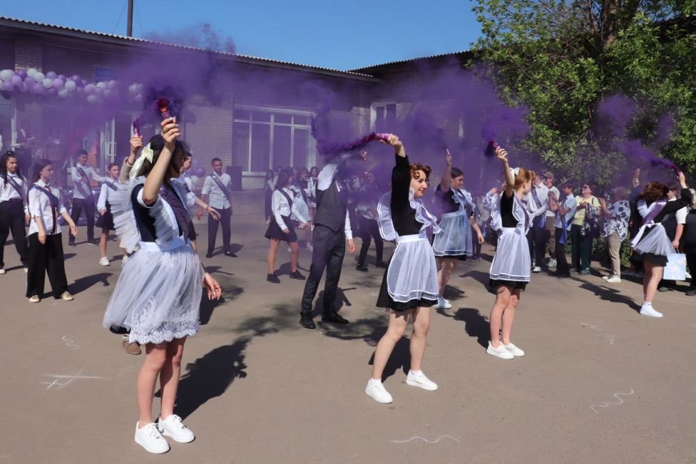 В школах Стаханова прозвенел Последний звонок В школах Стаханова прозвенел Последний звонок