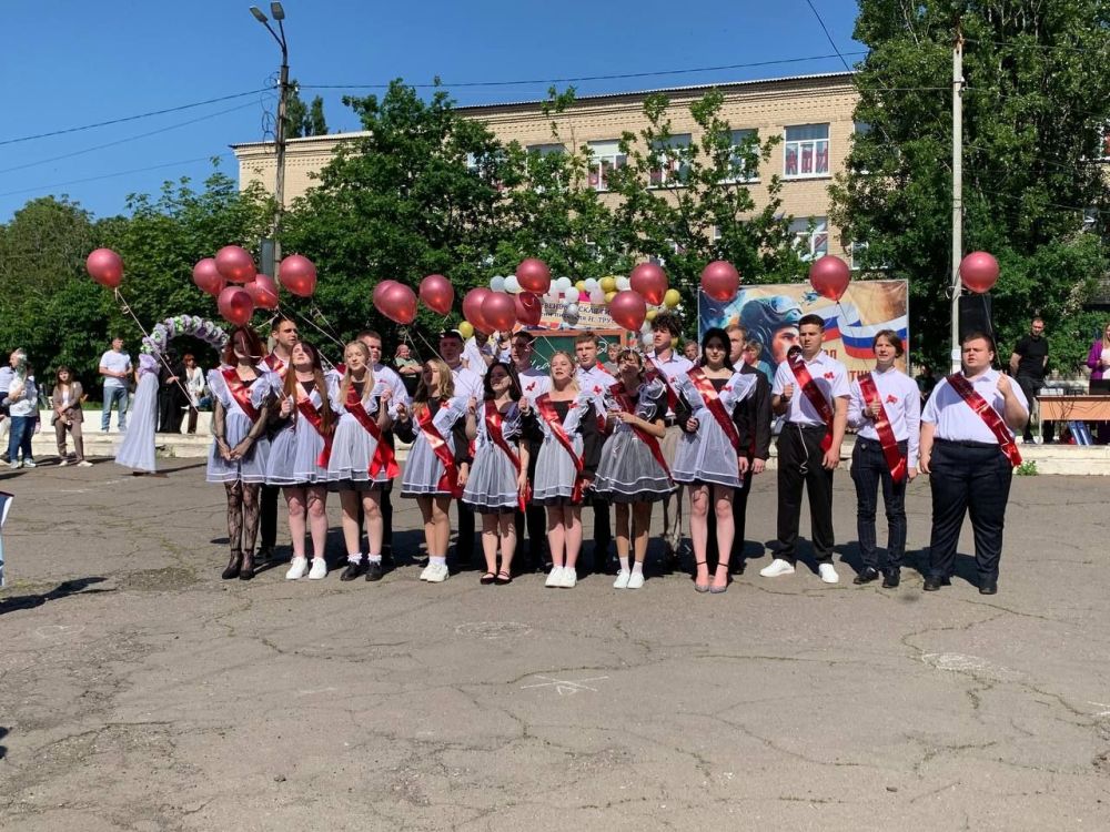 24 мая 2025 года в Ровеньковской гимназии имени писателя Н. Трублаини" состоялся долгожданный традиционный последний звонок! 24 мая 2025 года в Ровеньковской гимназии имени писателя Н. Трублаини" состоялся долгожданный традиционный последний звонок!