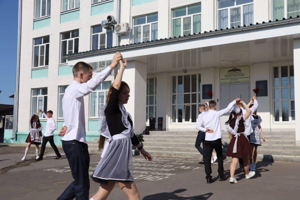 Для 295 северодонецких выпускников 9-х и 11-х классов сегодня прозвенел последний звонок Для 295 северодонецких выпускников 9-х и 11-х классов сегодня прозвенел последний звонок