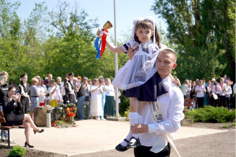 В Свердловском муниципальном округе прозвенел последний звонок В Свердловском муниципальном округе прозвенел последний звонок