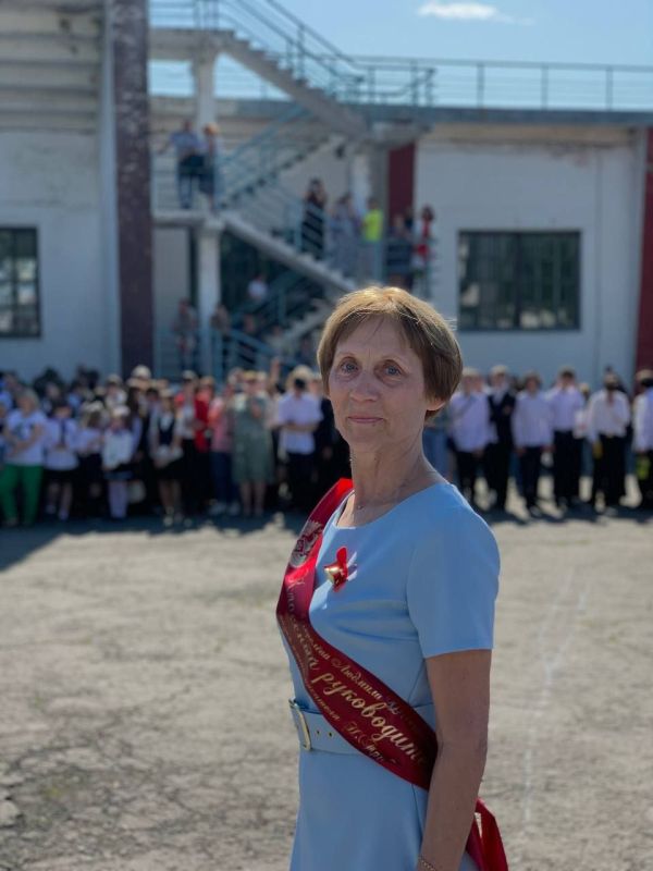 24 мая 2025 года в Ровеньковской гимназии имени писателя Н. Трублаини" состоялся долгожданный традиционный последний звонок! 24 мая 2025 года в Ровеньковской гимназии имени писателя Н. Трублаини" состоялся долгожданный традиционный последний звонок!