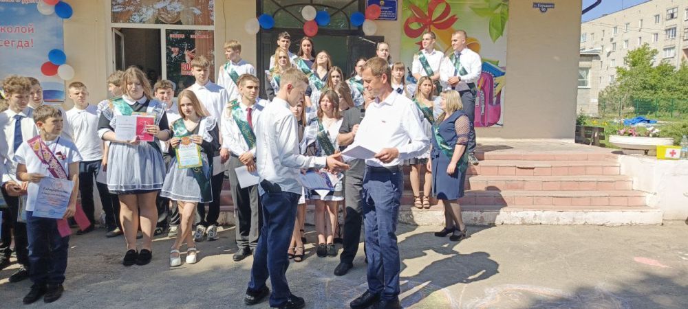 На празднике Последнего звонка в Славяносербской школе имени Дмитрия Полянского депутаты Совета муниципалитета Леонид Чичкан и Максим Покутний вручили активистам «Молодой гвардии Единой России» благодарности от местного... На празднике Последнего звонка в Славяносербской школе имени Дмитрия Полянского депутаты Совета муниципалитета Леонид Чичкан и Максим Покутний вручили активистам «Молодой гвардии Единой России» благодарности от местного...