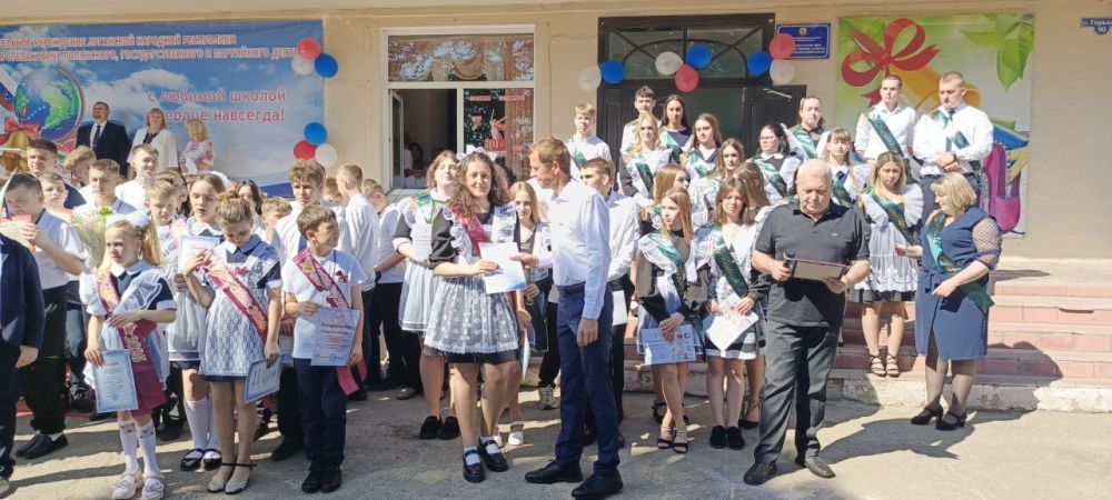 На празднике Последнего звонка в Славяносербской школе имени Дмитрия Полянского депутаты Совета муниципалитета Леонид Чичкан и Максим Покутний вручили активистам «Молодой гвардии Единой России» благодарности от местного... На празднике Последнего звонка в Славяносербской школе имени Дмитрия Полянского депутаты Совета муниципалитета Леонид Чичкан и Максим Покутний вручили активистам «Молодой гвардии Единой России» благодарности от местного...