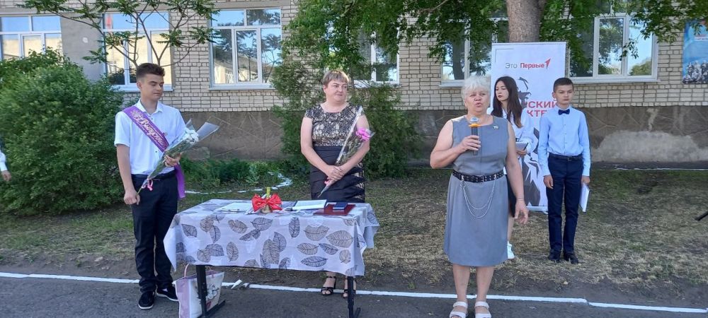 Председатель Совета Славяносербского муниципального округа, заместитель Секретаря местного отделения партии «Единая Россия» Антонина Гречишкина: «Низкий поклон учителям, которые учили настоящим жизненным ценностям, прививали... Председатель Совета Славяносербского муниципального округа, заместитель Секретаря местного отделения партии «Единая Россия» Антонина Гречишкина: «Низкий поклон учителям, которые учили настоящим жизненным ценностям, прививали...